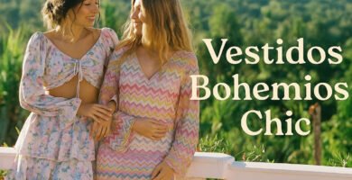 Dos mujeres con vestidos bohemios chic en tonos pastel disfrutando de un día soleado al aire libre.